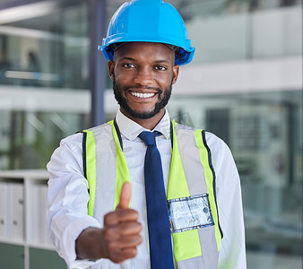 肖像、黑人和工程师为建筑或建筑项目的成功、批准或支持竖起大拇指。