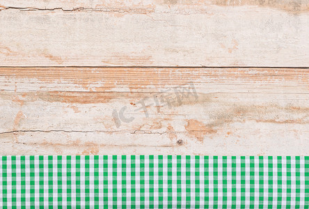 厨房桌面背景摄影照片_木桌面背景纹理，带有质朴的绿色桌布