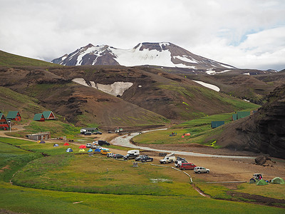 夏天雪山摄影照片_在 colourfull rhyoliet Kerlingarfjoll 火山山露营边 冰岛地热区与河谷
