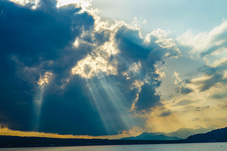 山形县摄影照片_山中湖的日落景观