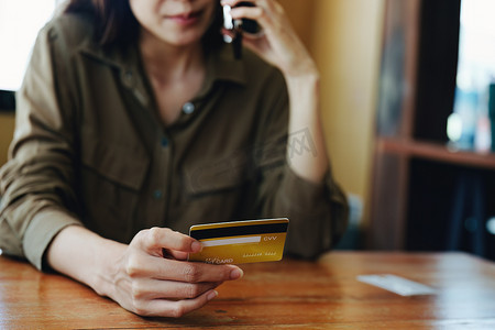网上贷款摄影照片_一位亚洲少女的肖像，她对信用卡在使用手机网上购物时被禁止表示不满