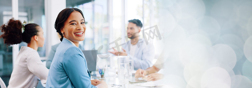 快乐的女商人、肖像或办公室会议实习、董事会培训或多元化团队协作。