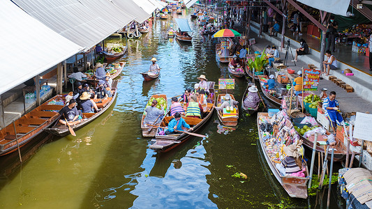 人们在 Damnoen saduak 水上市场，曼谷泰国