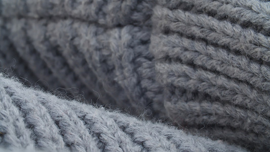 厚实灰色羊毛针织衫