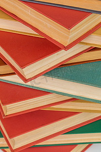 抽象书籍背景 — 垂直堆叠中的旧红色和柔和的绿色