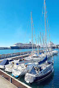 蓝色日系摄影照片_葡萄牙马德拉，2022 年 11 月 25 日：港口的游艇和船只。