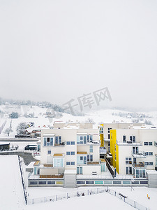 在下雪的冬日新建带公寓的住宅区