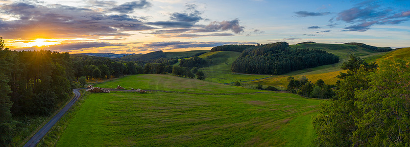 苏格兰乡村的全景日落