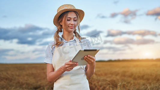 女农民草帽智能农业站立农田微笑使用数字平板电脑女农艺师专家研究监测分析数据农业综合企业