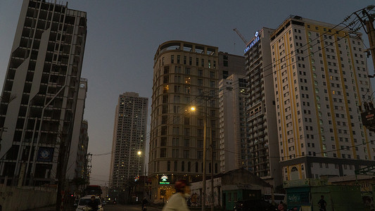 越南岘港摄影照片_晚上的大都市，晚上的城市街道上挂着灯笼