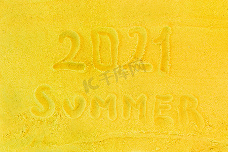 2021年写在黄沙滩背景上的文字或符号夏天特写