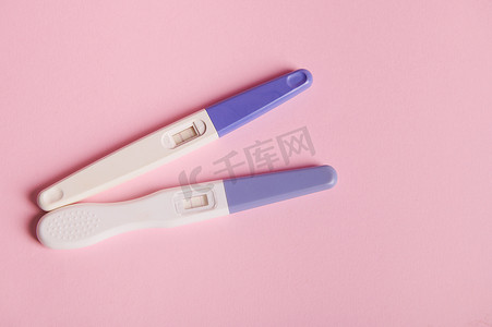 粉红色背景下尿液与绒毛膜人促性腺激素之间生化反应的妊娠试验。