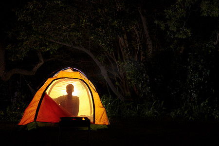 外面好黑……一个小男孩在帐篷里的轮廓。