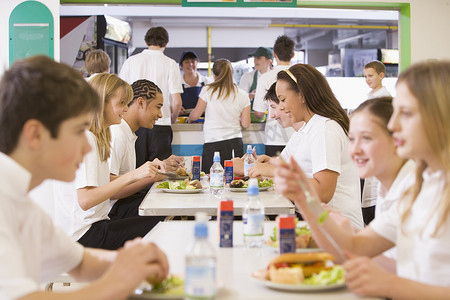学生在食堂吃午饭