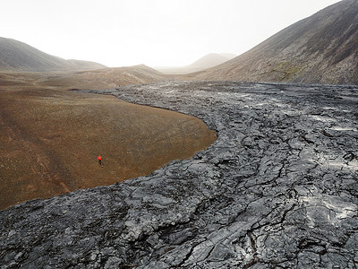 一条冷却的熔岩河在 Geldingadalir 活火山附近变成了黑色的火山岩