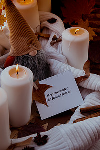在落叶下遇见我文本贺卡概念在窗台上舒适的家中庆祝感恩节秋季假期 Hygge 审美氛围秋叶侏儒香料和蜡烛在温暖的黄色灯光下针织白色毛衣
