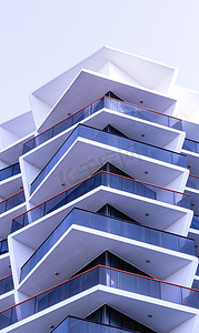 阿联酋迪拜 — 03.26.2021 迪拜硅绿洲地区一栋 binghatti 蓝宝石建筑的正面。