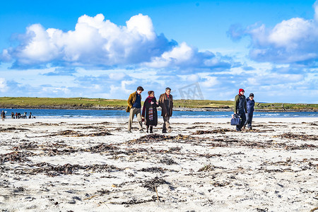烫金天安们摄影照片_爱尔兰多尼戈尔郡波特诺 — 2023 年 3 月 7 日：《情书》正在海滩上拍摄，由皮尔斯·布鲁斯南、加布里埃尔·伯恩、海伦娜·博纳姆·卡特、菲恩·奥·谢伊、安·斯凯利主演