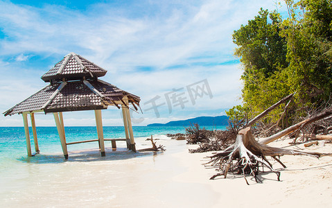 浪漫海岛旅行摄影照片_浪漫狂野的热带海滩