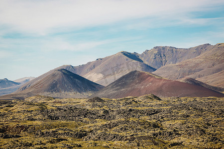 山山摄影照片_Selvallavatn 湖附近的红色火山山，典型的冰岛景观