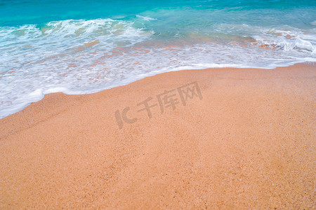夏季热带自然清洁海滩和白色沙滩与阳光蓝天和散景背景。