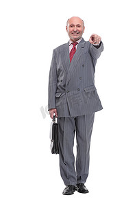 穿着灰色西装和红色领带时，正直的商人拿着公文包指着前方