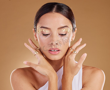 金色化妆品、面部闪光和带有奢华眼影、化妆产品和工作室护肤品的女性。