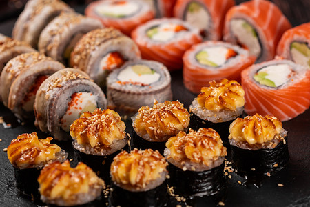 带鱼虾和带筷子的鱼子酱寿司的卷 — 亚洲食品和日本料理概念