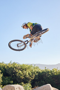 自行车、极限运动和户外健身，男人在大自然中做危险的特技、运动动机和训练。