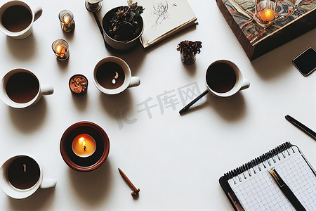 顶部花纹摄影照片_舒适的家庭办公桌，配有格子、咖啡杯、蜡烛 高品质 2d 插图。