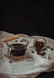 透明玻璃杯中的两层咖啡，底部是浓缩咖啡和新鲜牛奶，搭配泰式甜点脆棒甜。