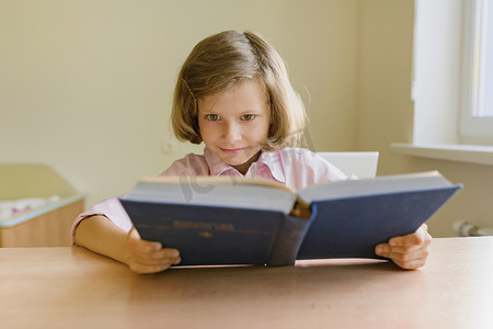 小女学生在书桌前学习。