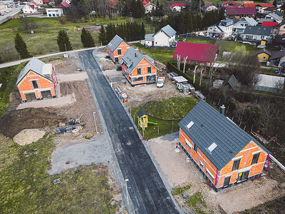 斯洛文尼亚乡村在建的四栋新房鸟瞰图