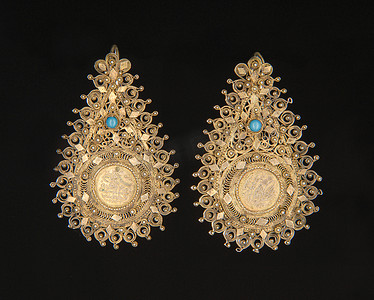 复古的中亚耳环，镶有黑色背景中突显的宝石