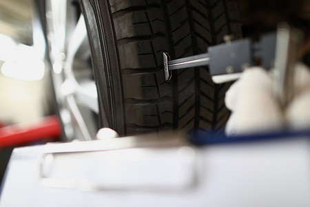 参观轮胎店并评估汽车轮胎损坏情况