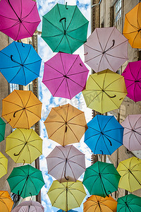 五颜六色的雨伞覆盖着法国奥克西塔尼奥德卡尔卡松的一条购物街
