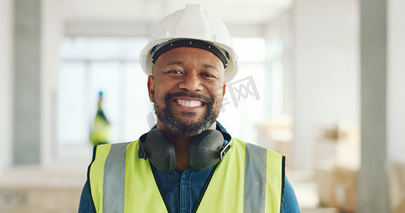 带安全头盔摄影照片_建筑、建筑和建筑工人、男人和肖像中的微笑、建筑工地的员工带着工作背心和安全头盔。