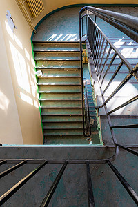 旧废弃建筑中旧矩形螺旋楼梯的顶视图
