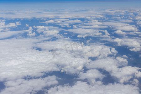 在天空云层上方飞行的飞机平面上的天空视图