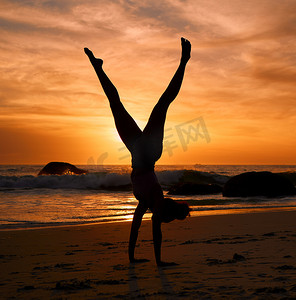 瑜伽女人、剪影或倒立在日落海滩、大海或海洋中锻炼或放松运动训练。