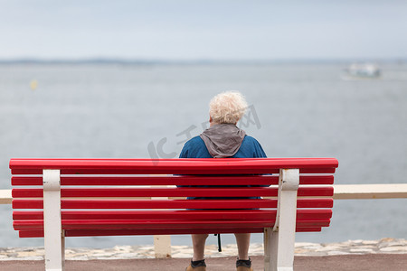 老人看海摄影照片_坐在长椅上看海的老人