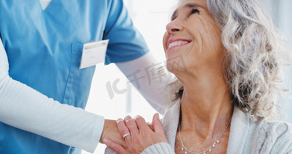 乐于助人摄影照片_乐于助人的双手让她的病人开心。