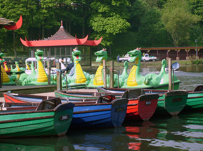 龙舟绿色摄影照片_划船湖上的龙舟