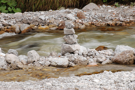 堆积如山的快递摄影照片_德国巴伐利亚州贝希特斯加登河中堆积的石头