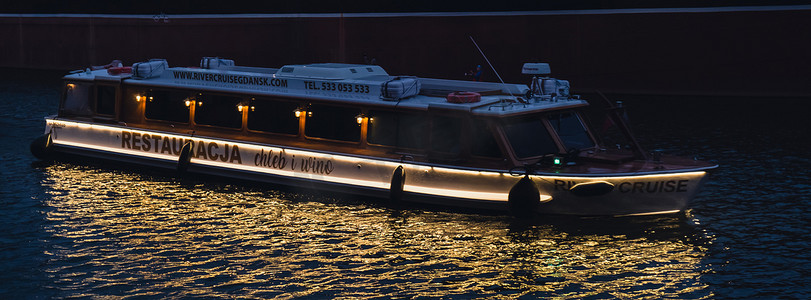 格但斯克波兰 2022 年 5 月在格但斯克老城航行的旅游餐厅船。