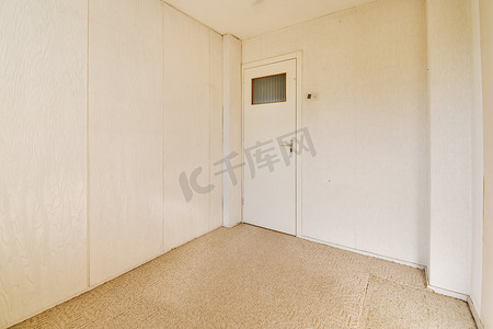 房间和门摄影照片_有白色墙壁和门的房间