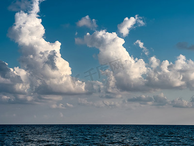 山水风景图案摄影照片_海和多云天空的背景和风景日落视图