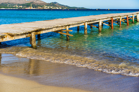 西班牙马略卡岛阿尔库迪亚湾的木码头