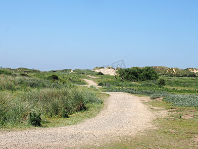 在福姆比附近的默西塞德海岸穿过沙丘和草地的蜿蜒小路