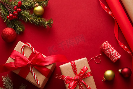 端午节礼摄影照片_圣诞节准备、节礼日和节假日送礼、圣诞牛皮纸和红色背景礼盒丝带作为包装工具和装饰品、DIY 礼物作为节日平铺